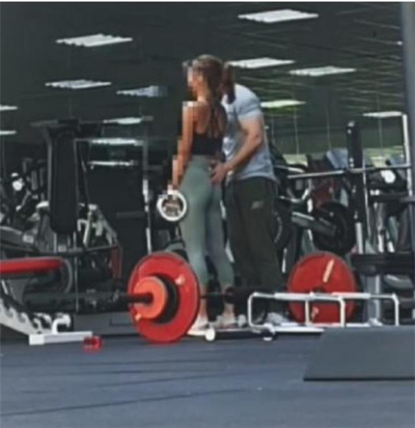 新加坡健身私教与女客户接触不当被炒，辩解：是让她感受肌肉发力