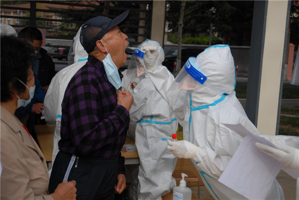 山东即墨：采样仅需几秒，核酸检测有序进行