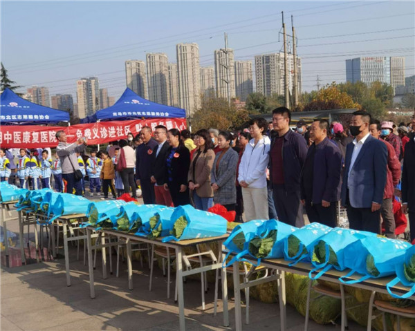 携手架起爱心桥 白菜棉衣送社区青岛市北区启动青岛市志愿者广场“暖冬行动”