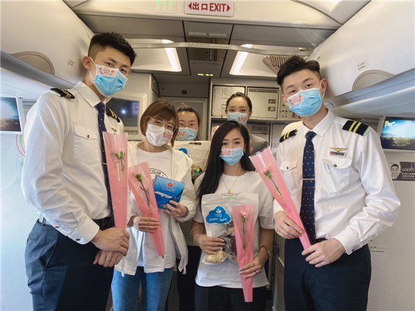 万米高空 青岛航空母亲节机云端送祝福