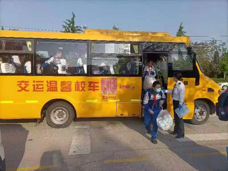 青岛莱西：交运校车安全接送16000名中小学生复学