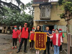 大火无情烧毁全部家当 青岛业之峰装饰送来万元爱心物资