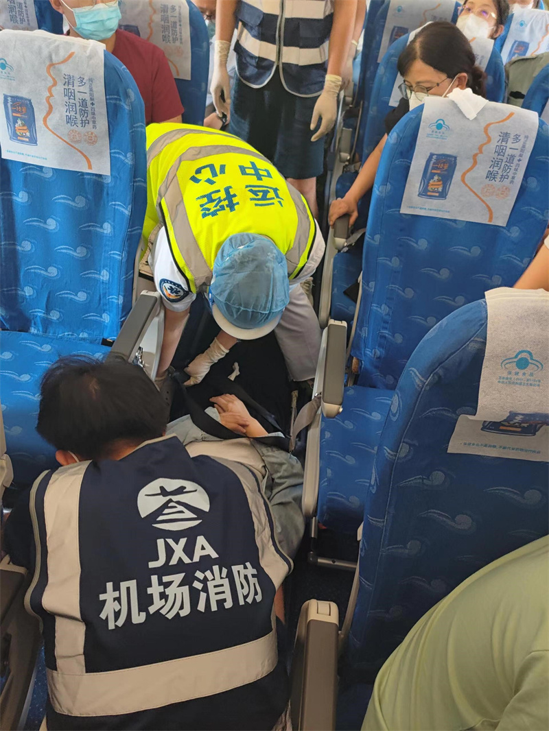 万米高空旅客空中突发疾病，青航班紧急备降南昌
