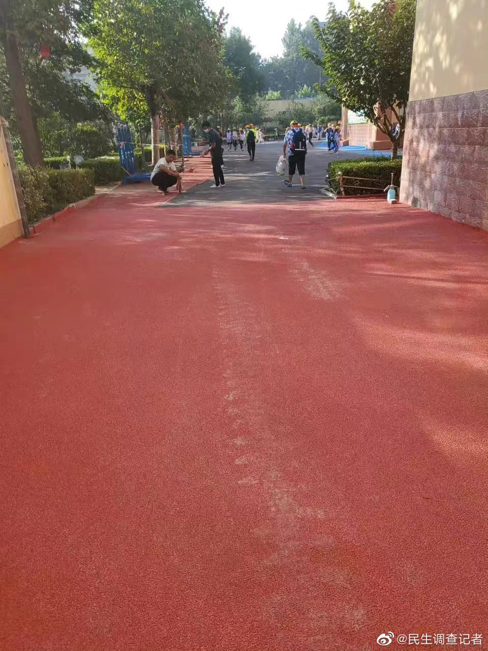 青岛经济技术开发区实验小学“大修”让孩子与老师在“毒气”中上课