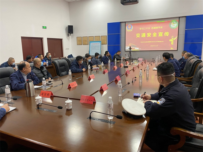 筑牢冬季交通安全防线，青岛市北交警走进企业开展“一盔一带”安全教育