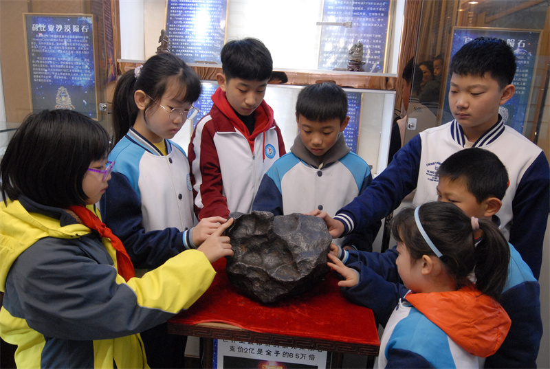 山东即墨：市民自费办起陨石科普馆