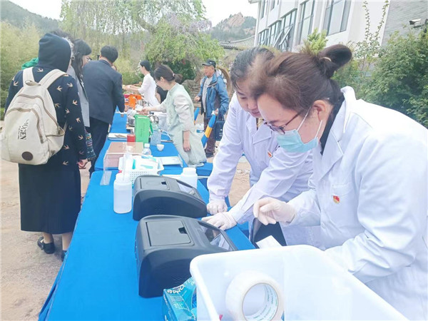 青岛市农产品质量安全中心农产品公益检测车开进茶园和节会现场