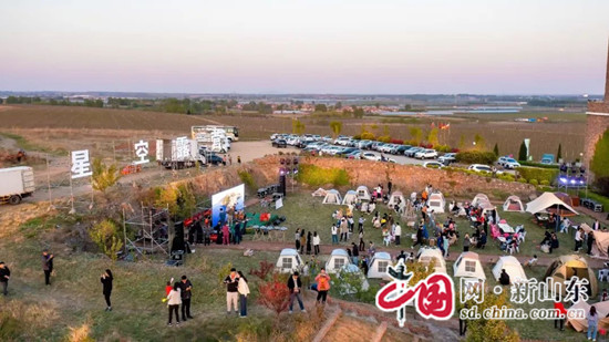 五一假期期间，重点景区游客如织，各大商圈人头攒动，商场超市顾客盈门……莱西处处涌动旅游热情，城市“烟火气”加速升腾，一派欣欣向荣的景象扑面而来。  　　青岛莱西市持续开展各类活