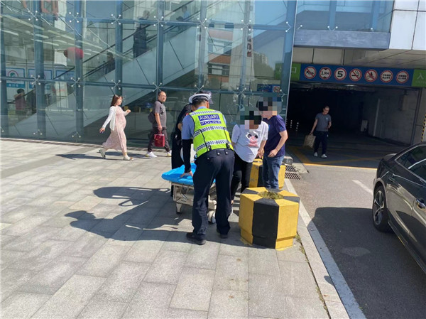 青岛市北交警紧急护送孕妇就医受赞誉