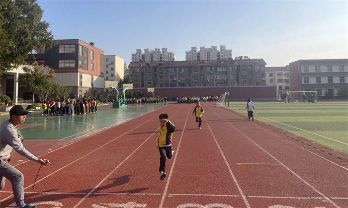 青岛西海岸新区实验小学：分级部推进体测工作，全员健康工程扎实落地