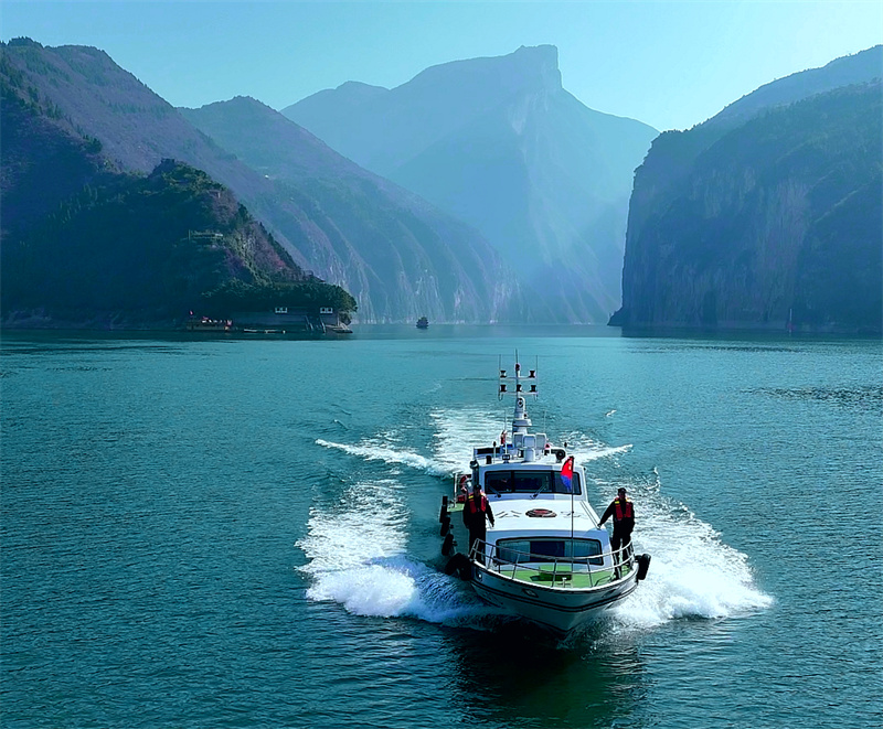 十年坚守护江安澜 一江碧水映照初心 ——长江航运公安局践行“共抓大保护，不搞大开发”重要指示精神十周年工作回顾