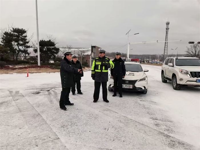 山东省五莲公安风雪中的守护者：当责任与温暖在寒冬相遇
