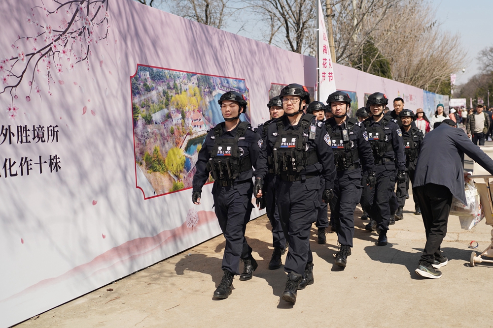 “齐鲁守护·平安相伴”青岛李沧赴梅园春约有藏蓝身影相随
