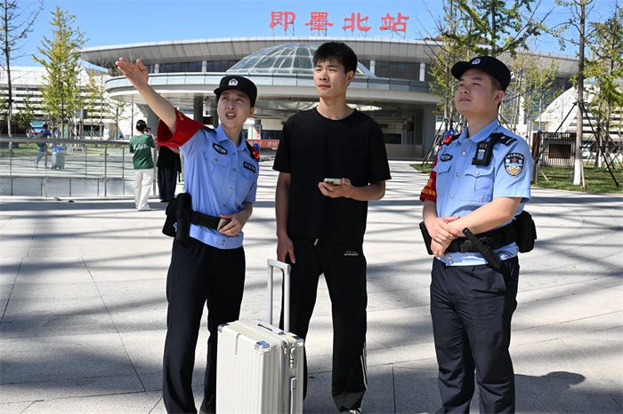山东即墨：铁警国庆假期坚守岗位 护航旅客平安出行